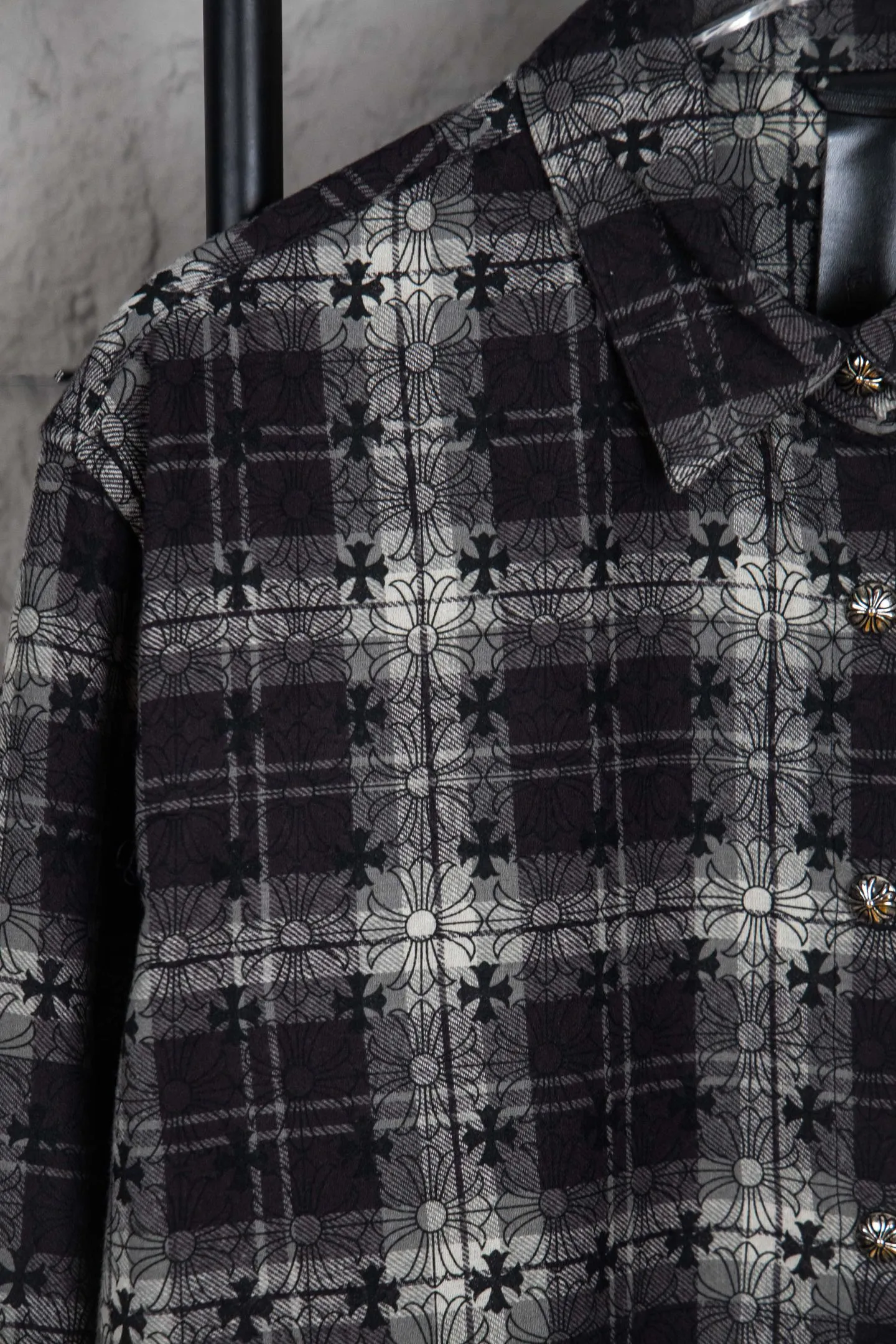 🅿️410 Style No.: M213 (the highest version on the market) Chr*me hea*ts/CH Chloé Heart Label Metal Checkered Shirt Jacket. Original replica Chloé family's unique identity silver buckle cross leather seal, custom-dyed dark pattern brand fabric, high-quality checkered pattern tailoring, cross leather patch splicing at the sleeves, one-sided chest patch pocket design, custom-made high-quality lettering hardware accessories, distressed retro silver buckle, three-dimensional version. The upper body is sassy and handsome. Natural high-street style. Needless to say, the upper body effect is natural. It is at the forefront of the trend. Its vibrant design and versatile attributes can surprise you no matter how you match it!  Size XS S M L